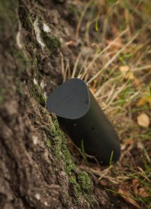 Sonos Roam сбоку, панель беспроводной зарядки
