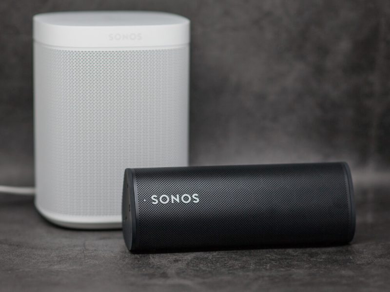 Sonos Roam и Sonos One SL