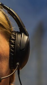 Asus ROG Strix Go Core на голове сбоку