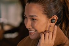 jbl tour pro tws lifestyle image noise cancelling gesture