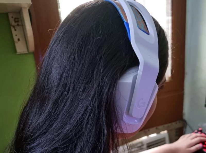Наушники Logitech G335 на голове