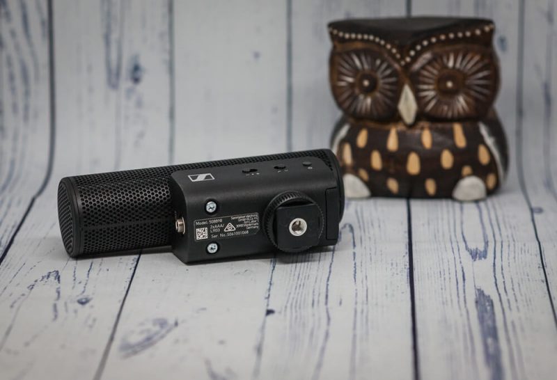 Sennheiser MKE 400 снизу, крепление в "холодный башмак"