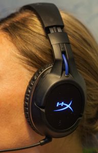 HyperX Cloud Flight для PS5 и PS4 на голове