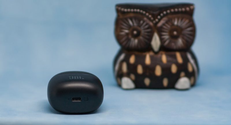 JBL Tour Pro+ TWS кейс снизу, разъём, индикатор и кнопка