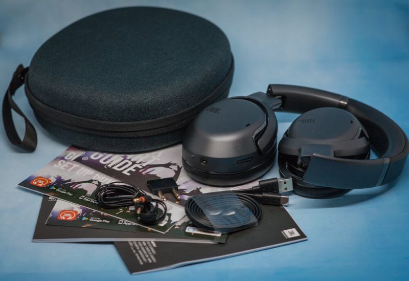 JBL Tour One комплект