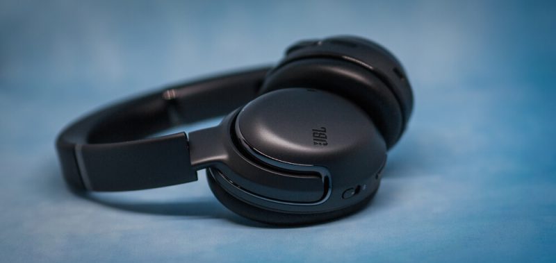JBL Tour One сенсорная панель