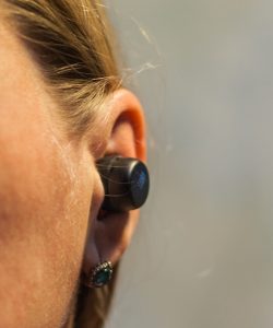 JBL Tour Pro+ TWS внешний вид в ухе