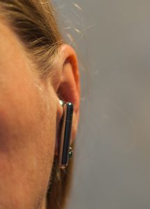 Huawei FreeBuds 4 внешний вид в ухе