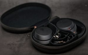 Sony WH-1000XM4 в футляре