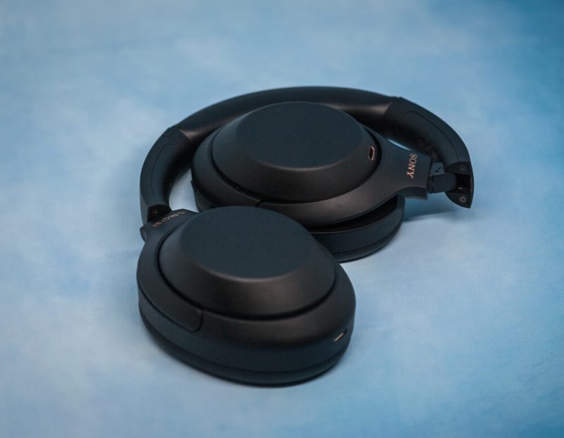 Sony WH-1000XM4 в сложенном виде