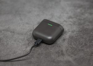 Bowers & Wilkins PI5 на зарядке
