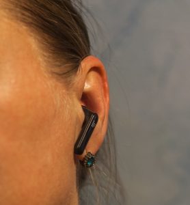 Tronsmart Battle в ухе сбоку