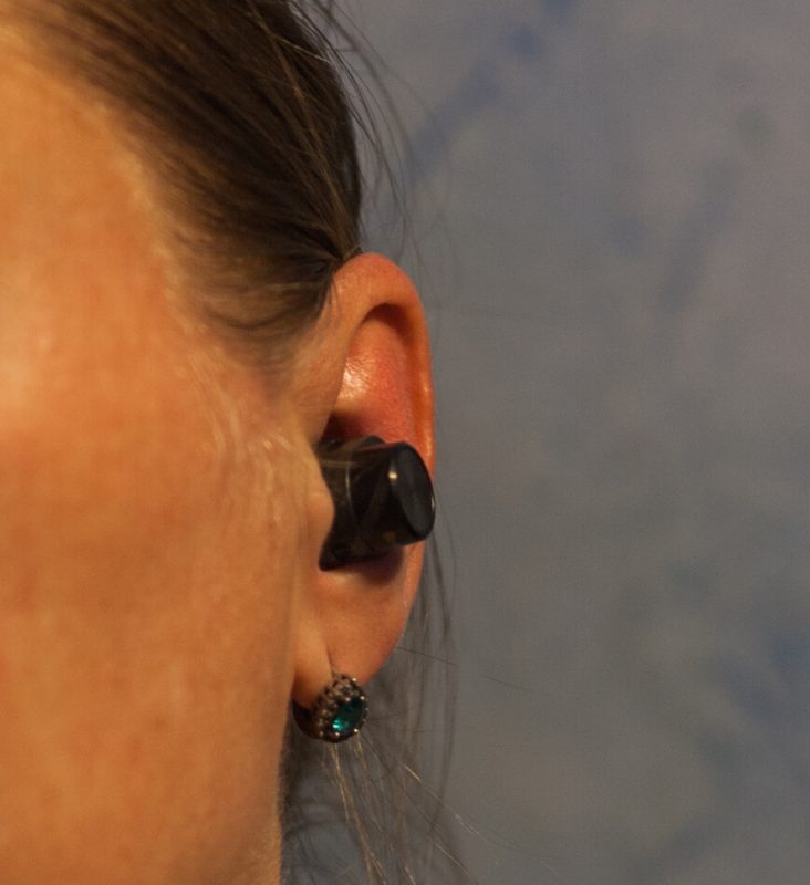 Bowers & Wilkins PI5 в ухе сбоку