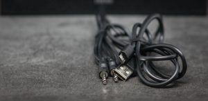 Edifier MP260 комплектные провода: 3,5 мм на 3,5 мм и USB-A на microUSB