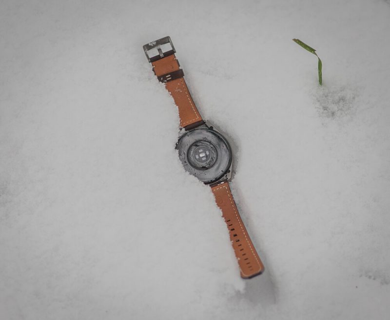 Huawei Watch 3 Pro снизу, сенсоры