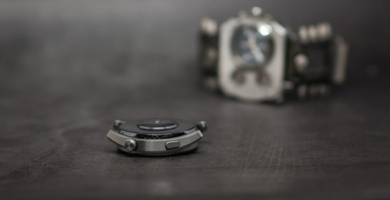 Huawei Watch 3 Pro сбоку