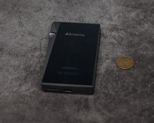 Astell & Kern SR25 MKII сзади, размеры плеера