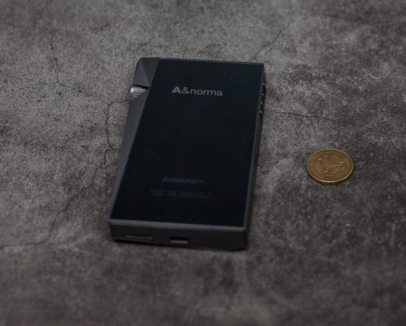 Astell & Kern SR25 MKII сзади, размеры плеера