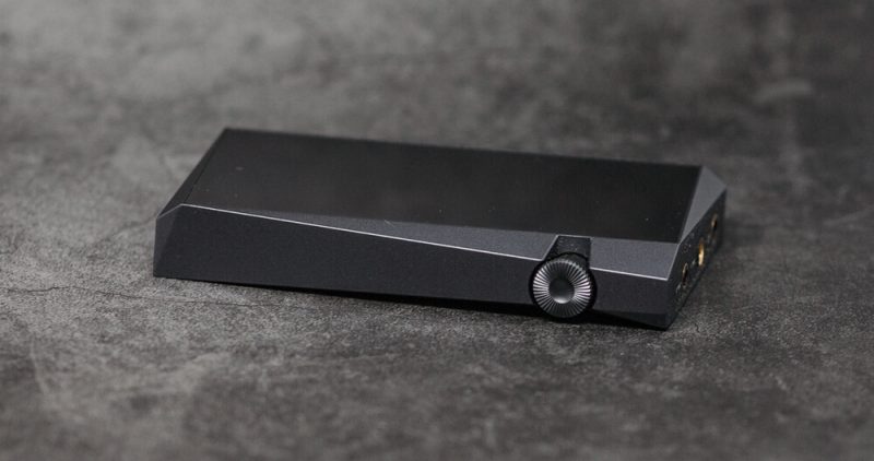 Astell & Kern SR25 MKII сбоку, регулятор громкости
