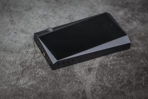 Astell & Kern SR25 MKII угловатый дизайн