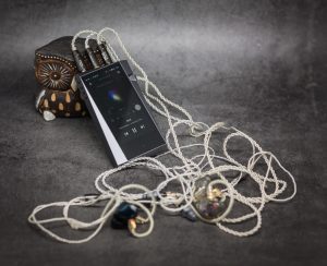 Astell & Kern SR25 MKII выходы: 2 балансных (2,5 мм и 4,4 мм) и один небалансный (3,5 мм)