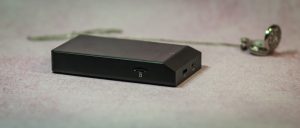 Cayin N6 MK2 T01 сбоку, карта памяти и разъёмы USB-C и microHDMI