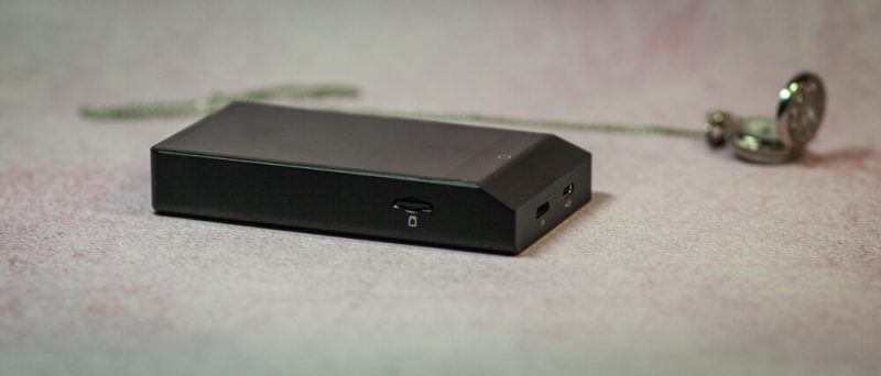 Cayin N6 MK2 T01 сбоку, карта памяти и разъёмы USB-C и microHDMI