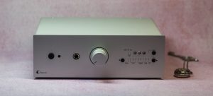 Pro-Ject Maia DS передняя панель, индикаторы, регулятор и разъём для наушников