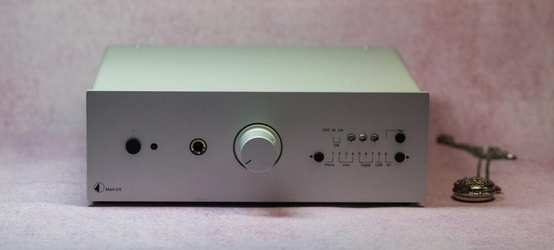 Pro-Ject Maia DS передняя панель, индикаторы, регулятор и разъём для наушников