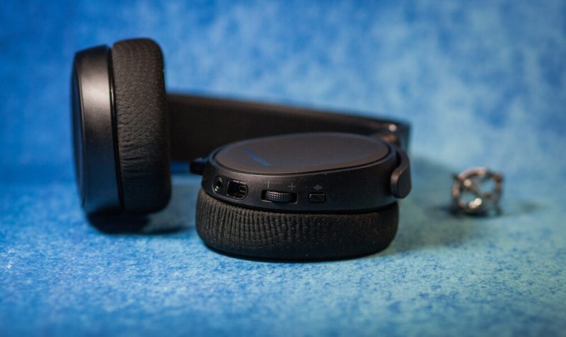SteelSeries Arctis 3 2019 Edition, колёсико громкости и кнопка отключения микрофона