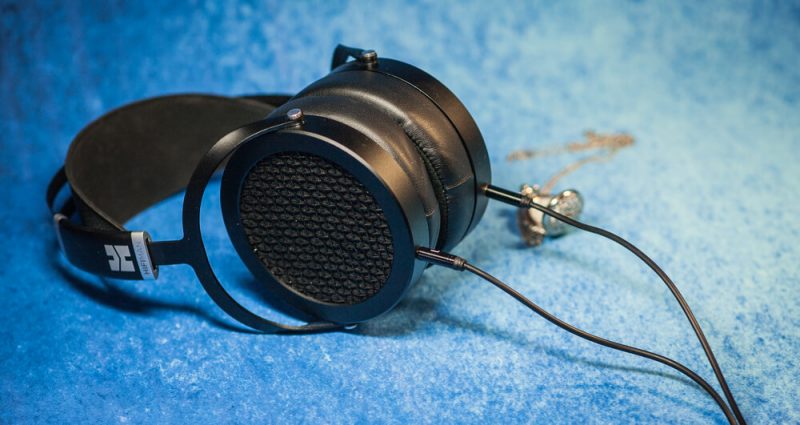 Hifiman Sundara подключение провода: к обеим чашам