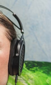 Hifiman Sundara на голове, низкопрофильные чаши