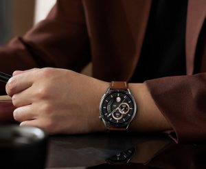 Huawei Watch GT 3 46 мм на руке, кожаный коричневый ремешок