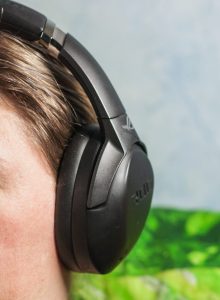 Asus ROG Strix GO BT на голове сбоку