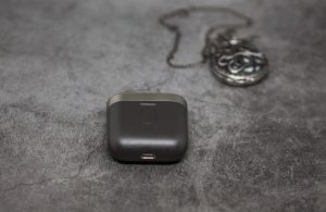 Bowers & Wilkins PI7 кейс спереди: кнопка и индикатор