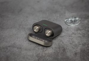 Bowers & Wilkins PI7 в кейсе, кнопка внутри