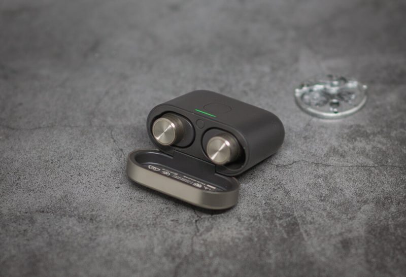 Bowers & Wilkins PI7 в кейсе, кнопка внутри