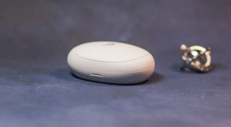 Anker Soundcore Liberty 2 Pro кейс сзади, кнопка и Type-C с заглушкой