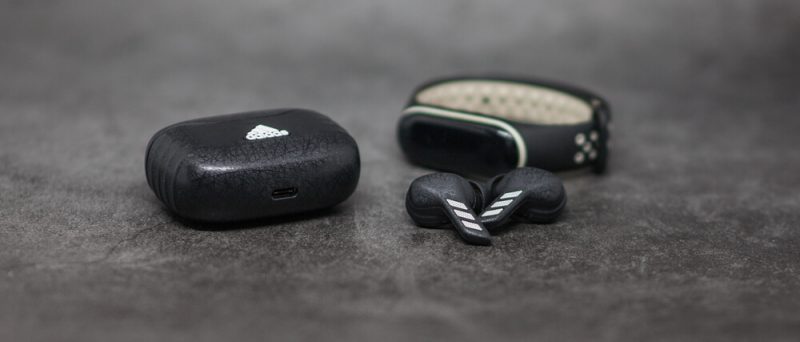 Adidas Z.N.E. 01 ANC сенсорные панели и "ножки" с полосками