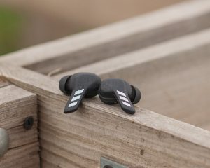 Adidas Z.N.E. 01 ANC внешний вид наушников – узнаваемые полоски