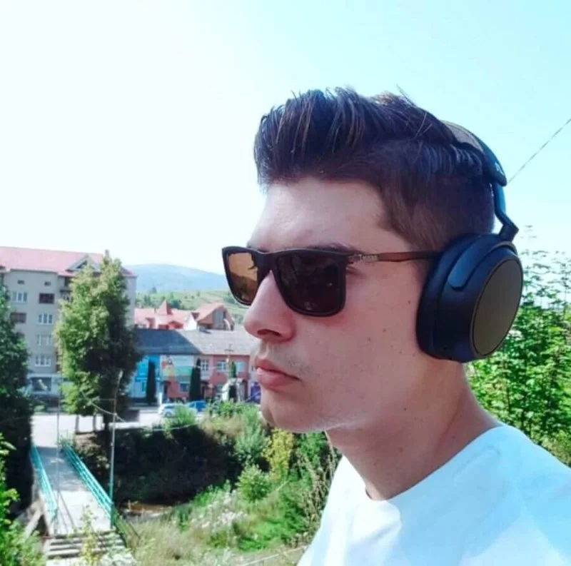 Огляд Sennheiser MOMENTUM 4 Wireless - Кращі Бездротові Навушники до 400$ 9 Sennheiser MOMENTUM 4 Wireless
