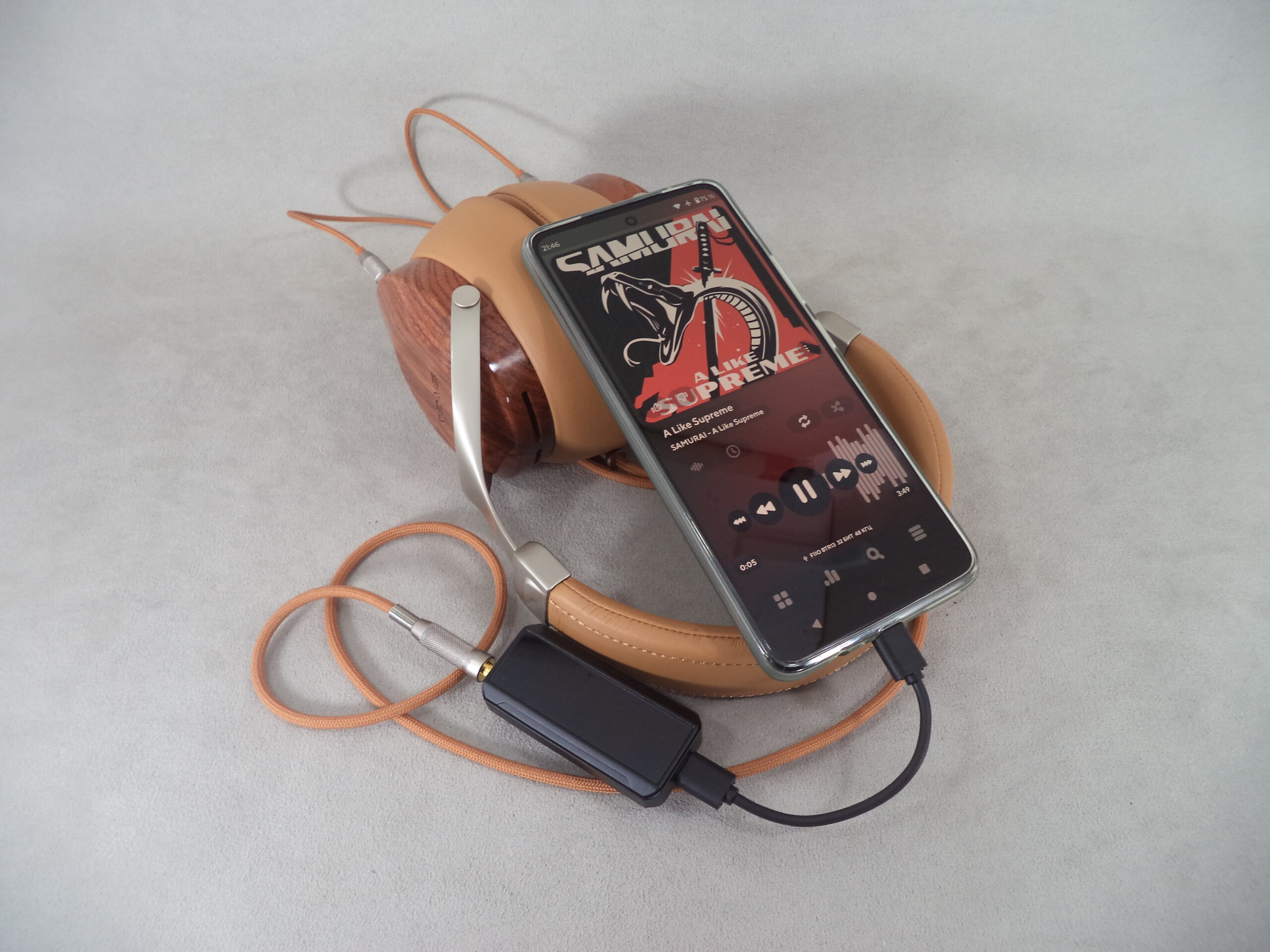 FiiO BTR1с проводным соединением с телефоном.