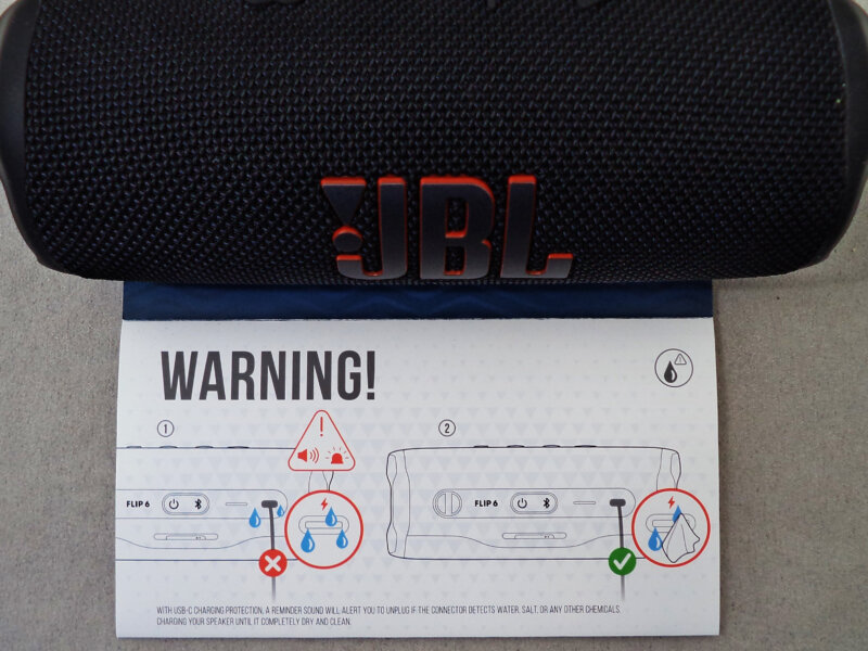 JBL Flip 6 - защита порта для зарядки.
