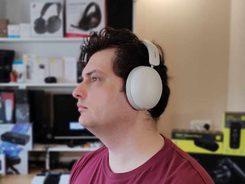 UGREEN Studio Max2 на голове