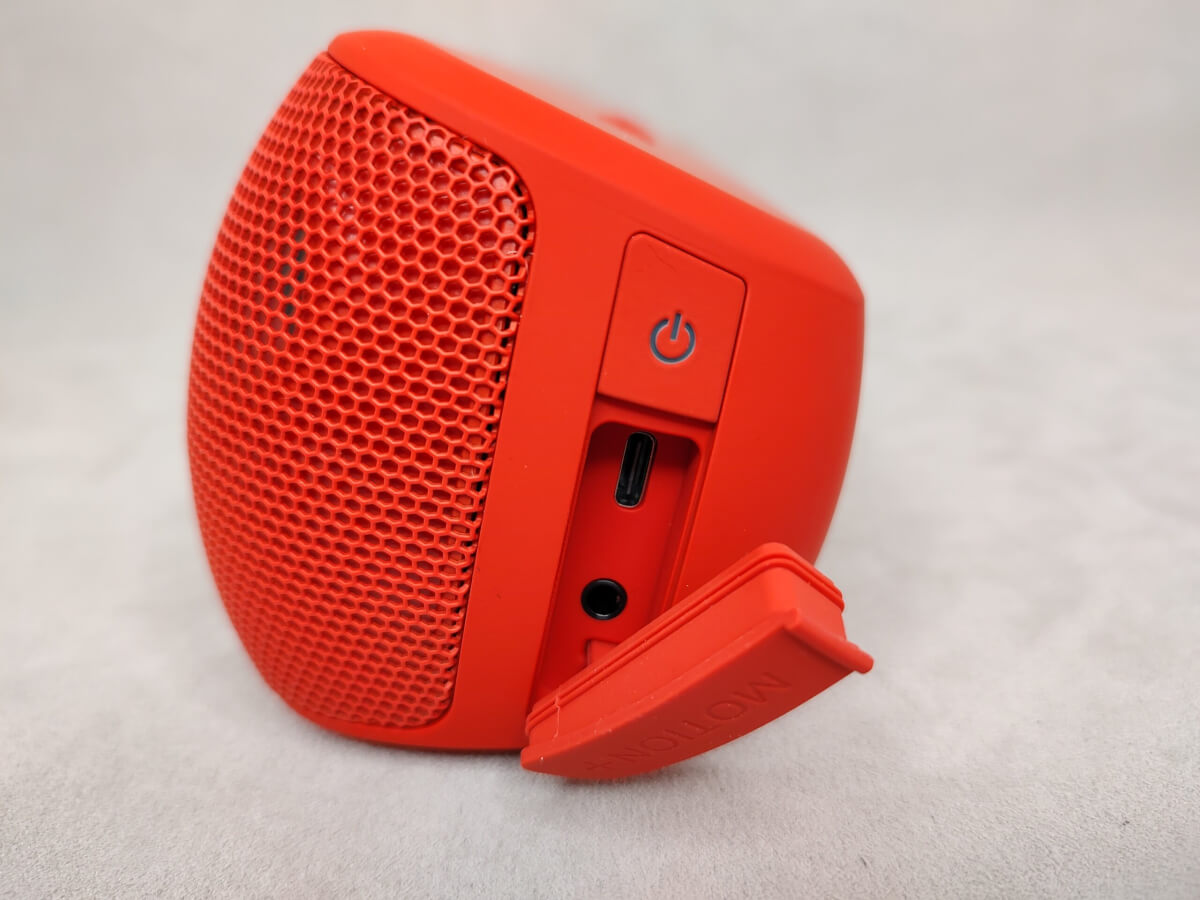 Anker SoundCore Motion+ разъем для зарядки и проводного подключения колонки.