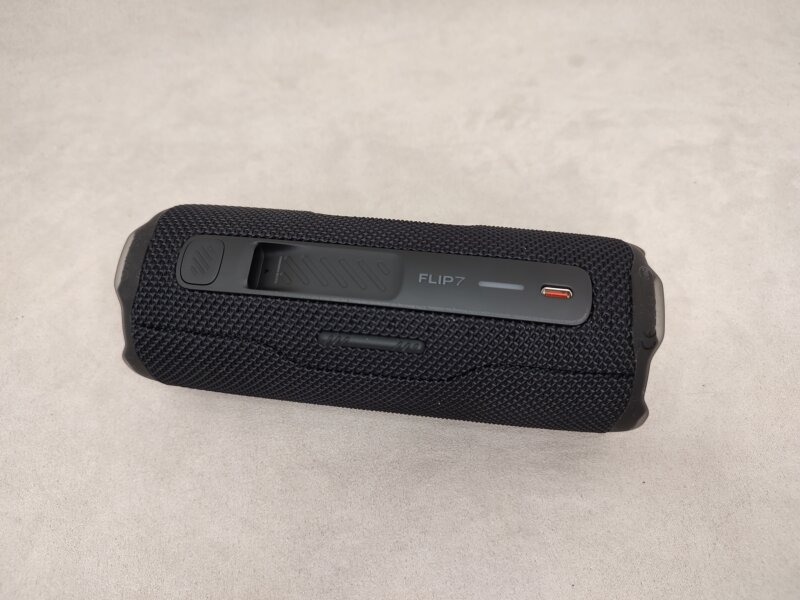 JBL Flip 7 - место под ремешок и карабин