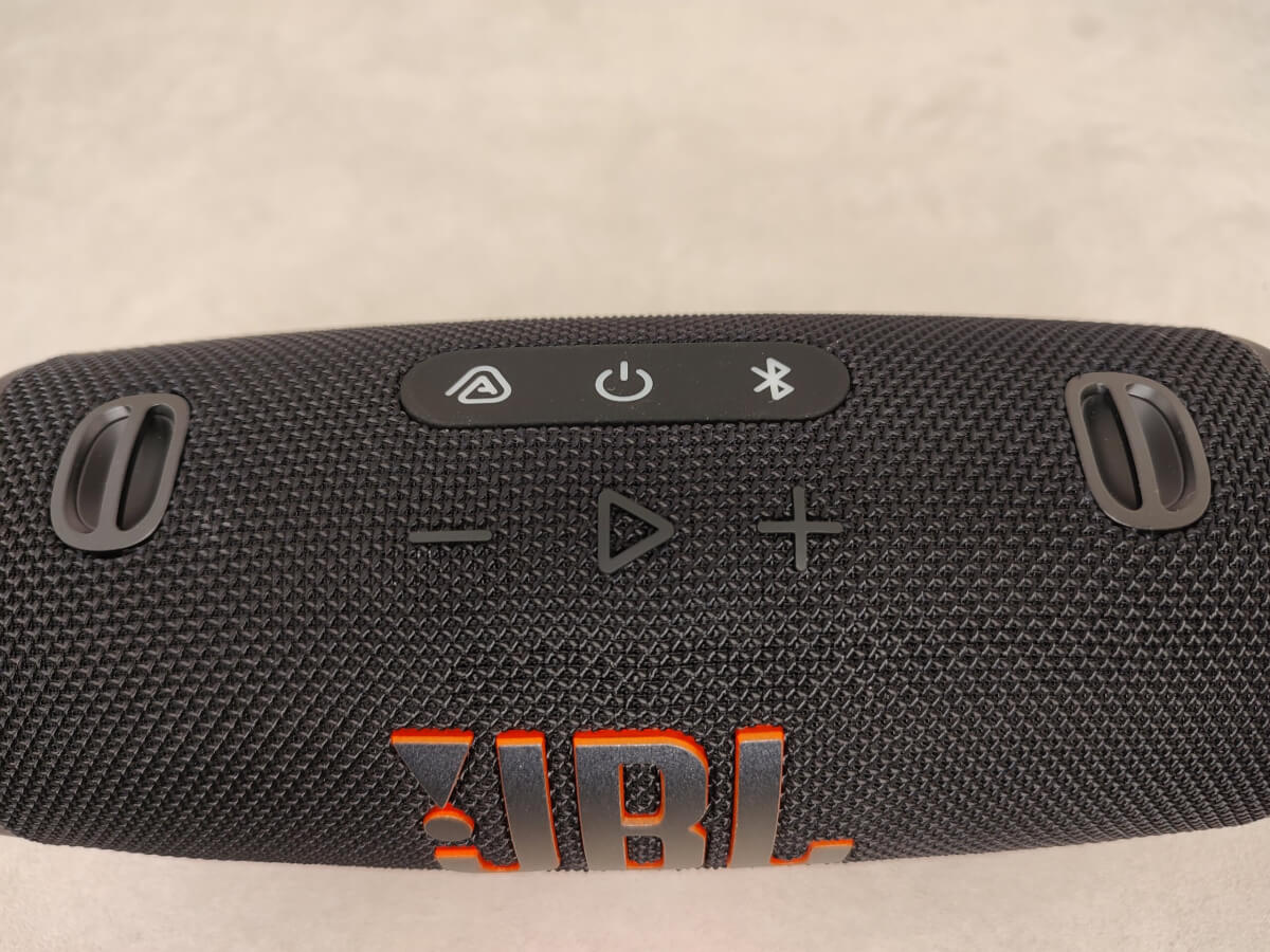Кнопки управления JBL Charge 6