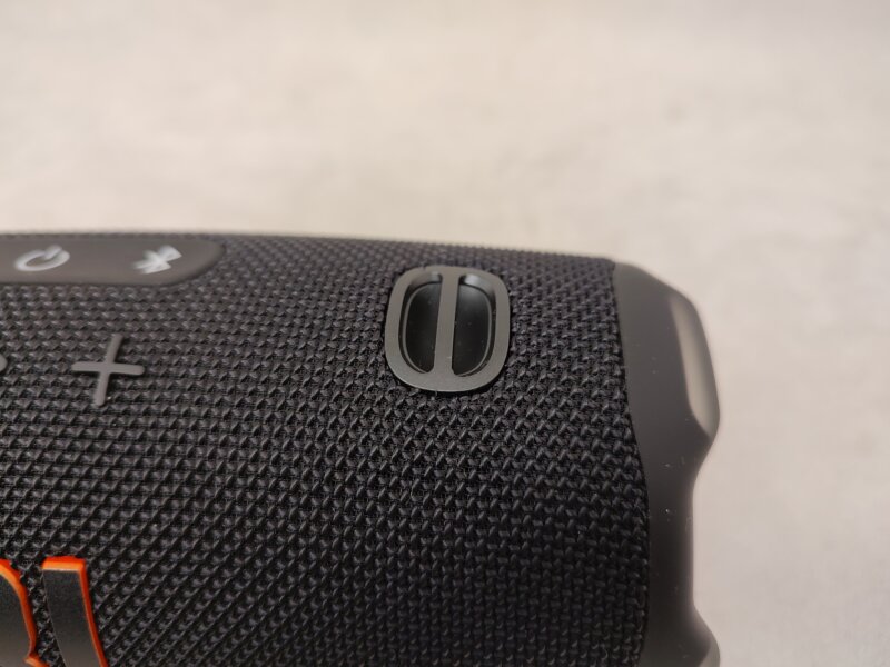JBL Charge 6 проушина для крепления ремешка.