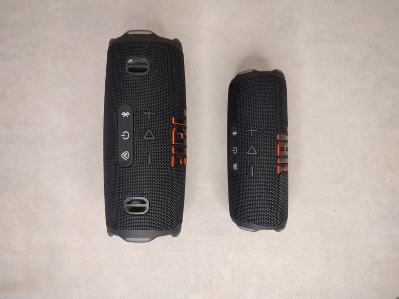 JBL Flip 7 и Charge 6 - кнопки управления.