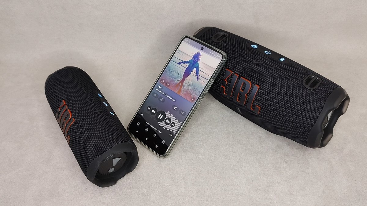 Обзор JBL Charge 6 VS JBL Flip 7 - Звук без Потерь Через USB-C, Быстрая Зарядка до 60 Вт, Рейтинг Ударопрочности 30 JBL Charge 6 и Flip 7 подключены в режиме Auracast.